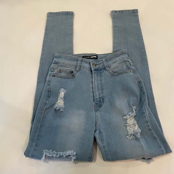 Fashion Nova size 5/5 distressed jeans with stretch - Picture 3 of 4